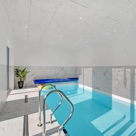 In With Private Swimming Pool, Be Inside Or Outside Holiday home